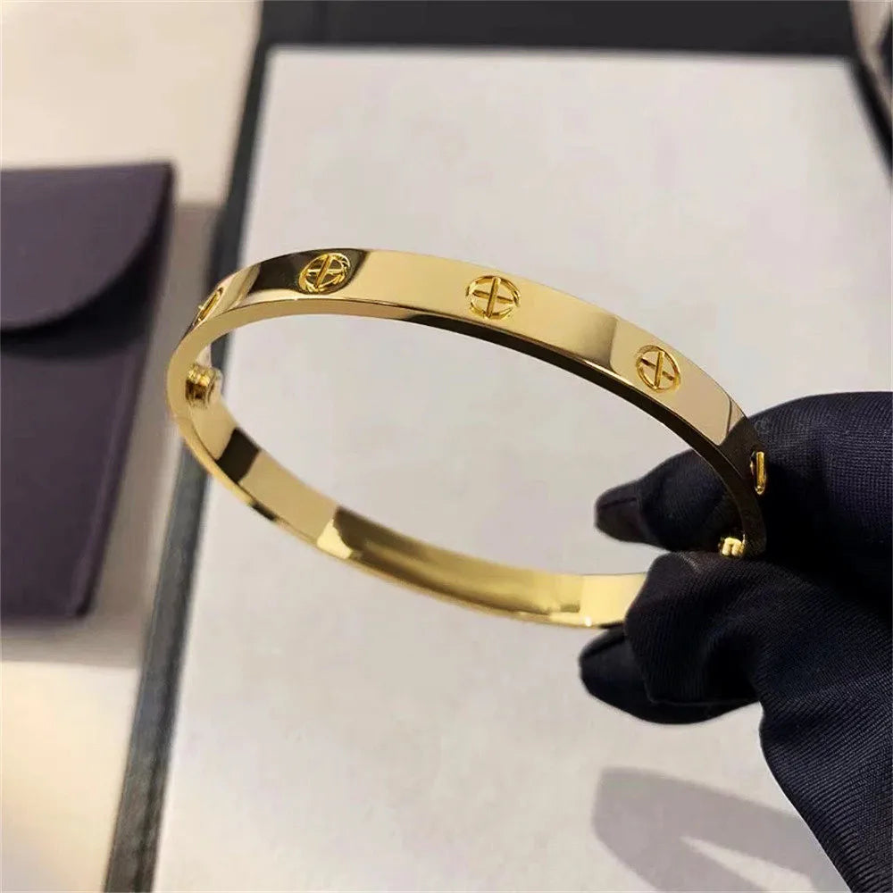 Zircon-Detail Cross Nail Nut Bangle