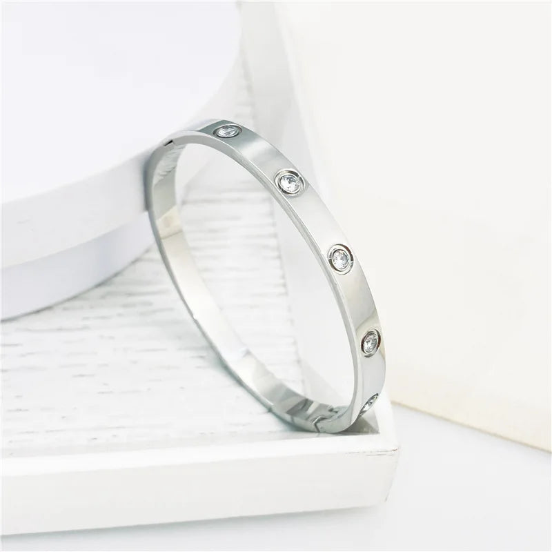 Zircon-Detail Cross Nail Nut Bangle