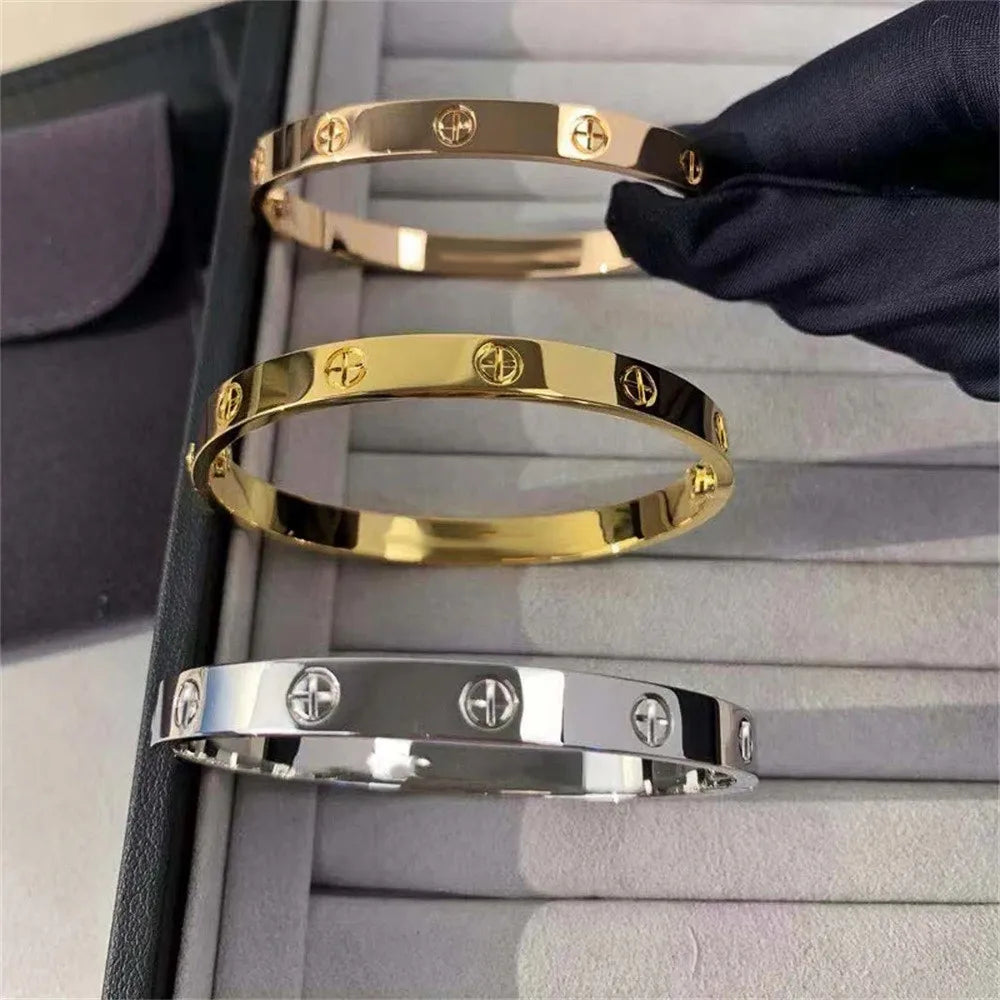 Zircon-Detail Cross Nail Nut Bangle